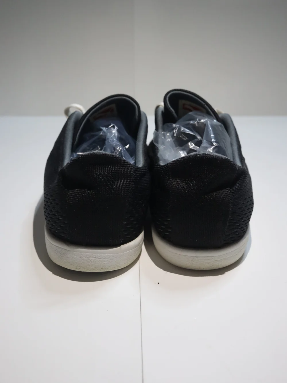 PUMA Women's Black Casual Knit Sneakers with White Soles Size 8 Sportlifestyle